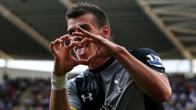 Gareth Bale se raduje ze své branky v síti Readingu.