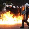 Řecký parlament schválil úspory, v ulicích byly protesty