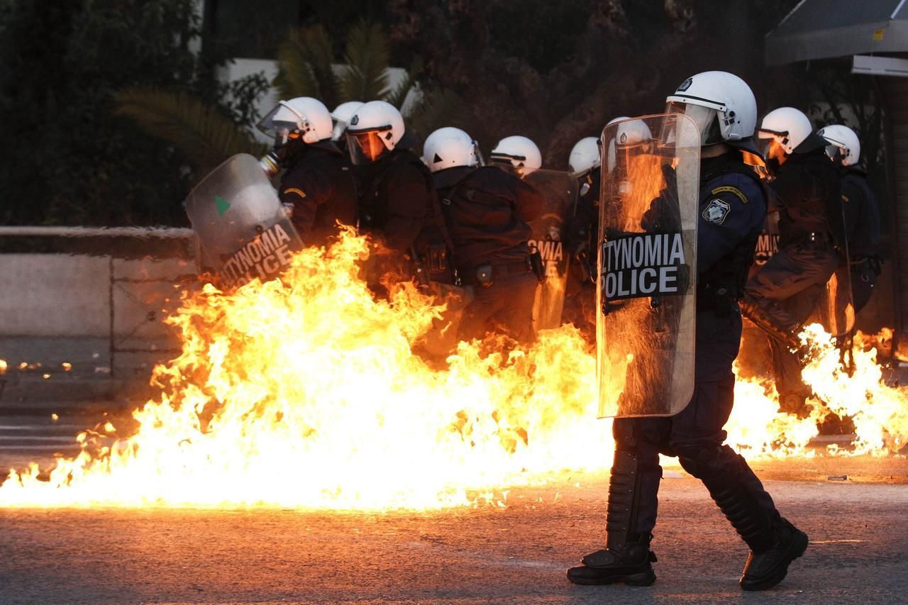 Řecký parlament schválil úspory, v ulicích byly protesty