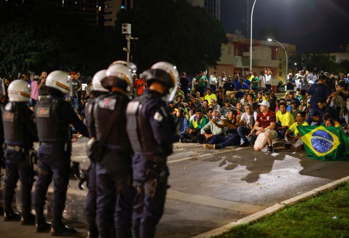 Protesty příznivců odstupujícího prezidenta Jaira Bolsonara po potvrzení vítěze brazilských voleb, jeho rivala Luize Inácia Luly da Silva.