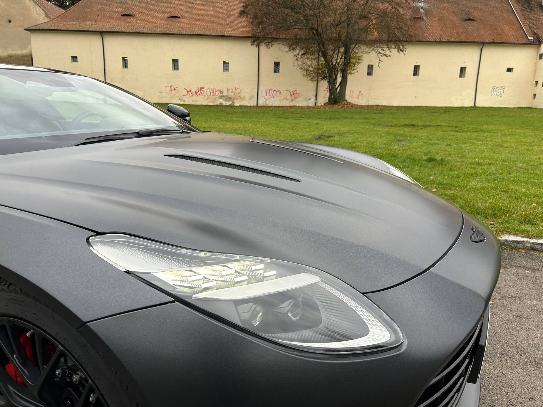 Aston Martin DB12