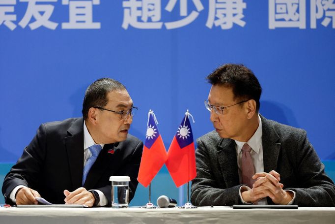 Kandidát na prezidenta Tchaj-wanu Chou Jou-i (vlevo) a kandidát na viceprezidenta Jaw Shaw-kong.