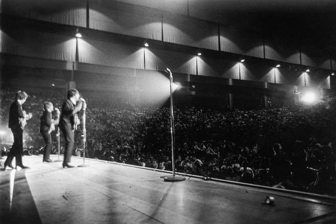 Beatles vystupují v Cow Palace v Daly City v Kalifornii během svého letního turné po Spojených státech a Kanadě. 19. srpna 1964