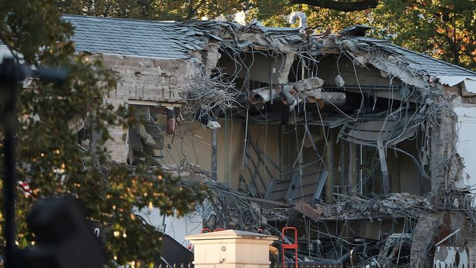 Demoliční práce zasáhly i část Bílého domu.