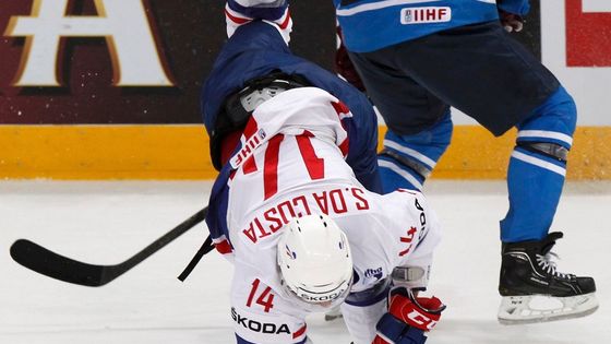 Souboj da Costy a Filppuly v utkání Finsko - Francie