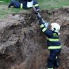 Vyprošťování dělníka z výkopu v Suchdolu