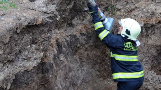 V Suchdole přišel při závalu o život dělník. Druhého hasiči zachránili