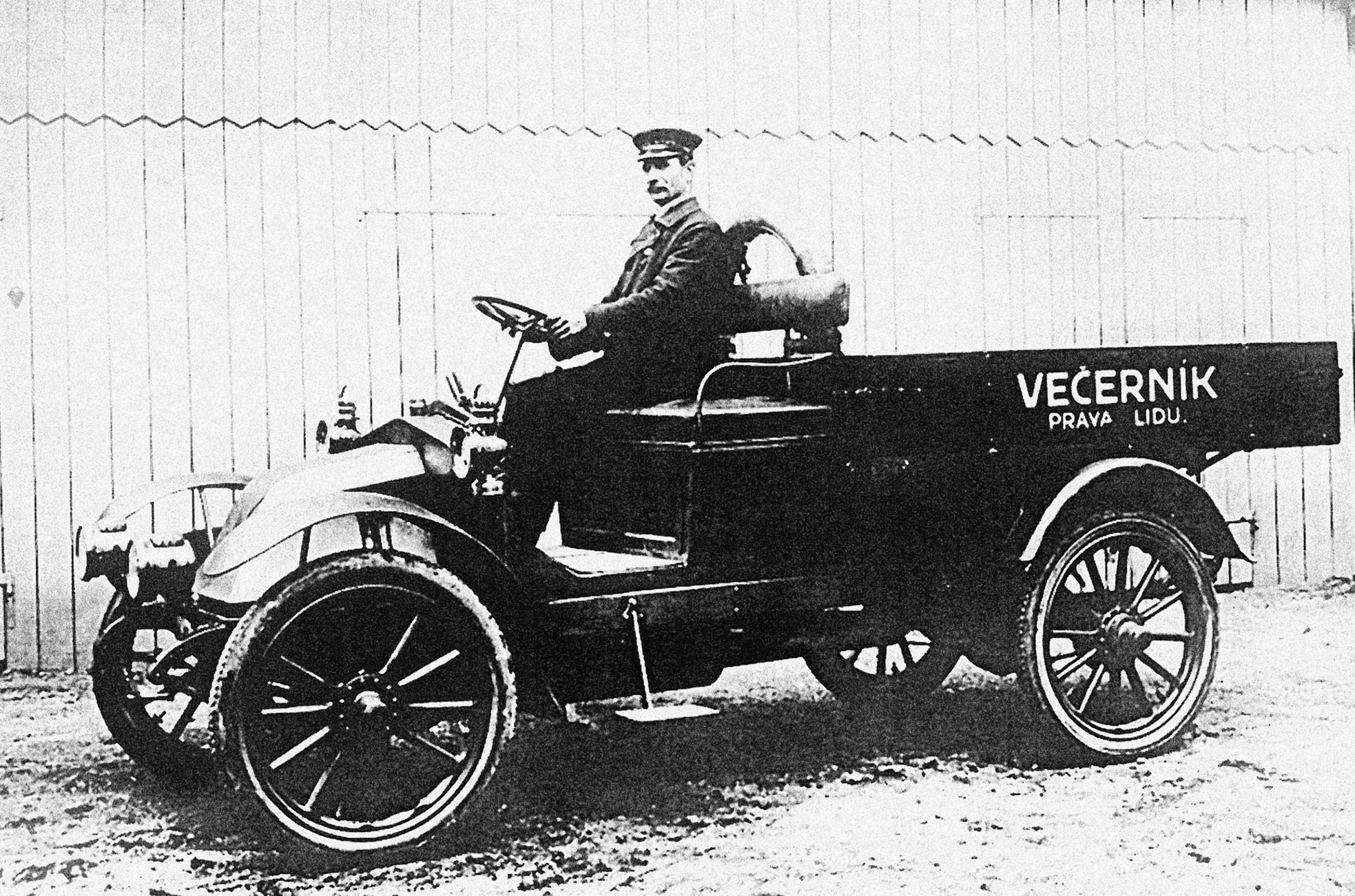 Fotogalerie / Před 115 lety byla podepsána smlouva o zřízení továrny na automobily Praga