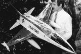 Konstruktér Rod Jamieson a jím postavený model proudového letounu F-16, rok 1981.