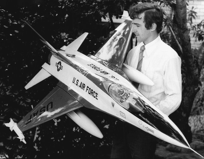 Rod Jamieson a jím postavený model proudového letounu F-16. Rok 1981