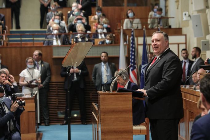 Mike Pompeo při návštěvě a projevu v českém Senátu.