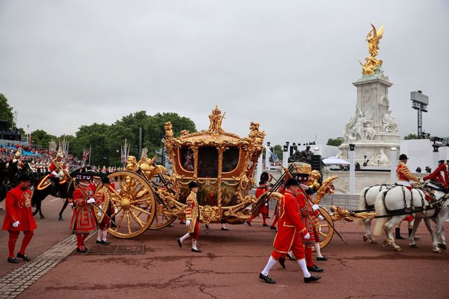 Součástí vojenského průvodu je i pozlacený kočár. Ten jede po stejné trase, jako jela Alžběta II. v roce 1953 při své korunovaci.
