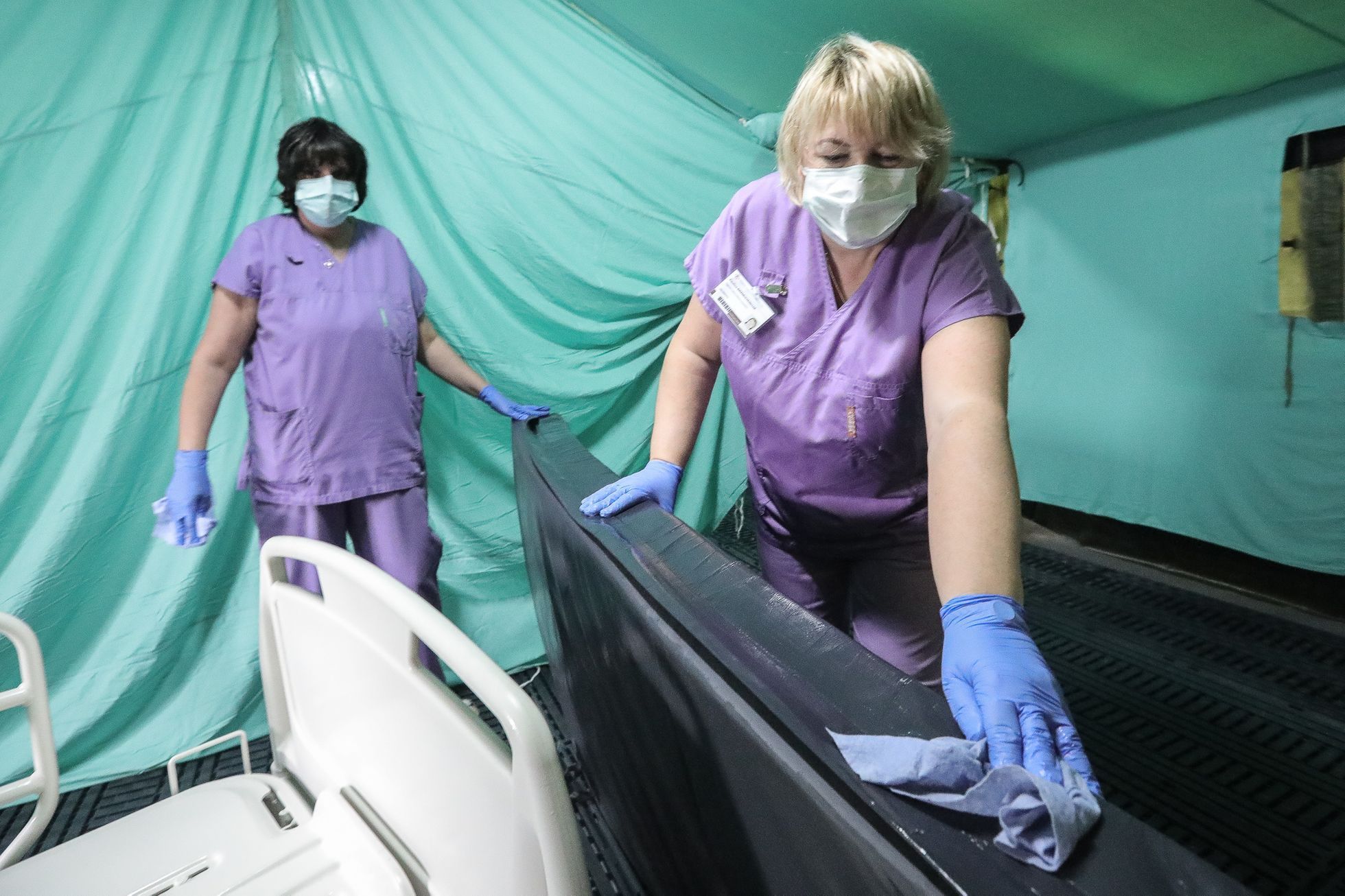 Koronavirus, COVID - Uzavřená Nemocnice Liberec - dezinfekce, zdravotní sestra, personál, checkpoint, drive-in kontrola, medik, zdravotník