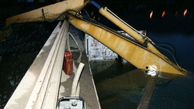 Potopená nákladní loď s bagrem u Ústí nad Labem