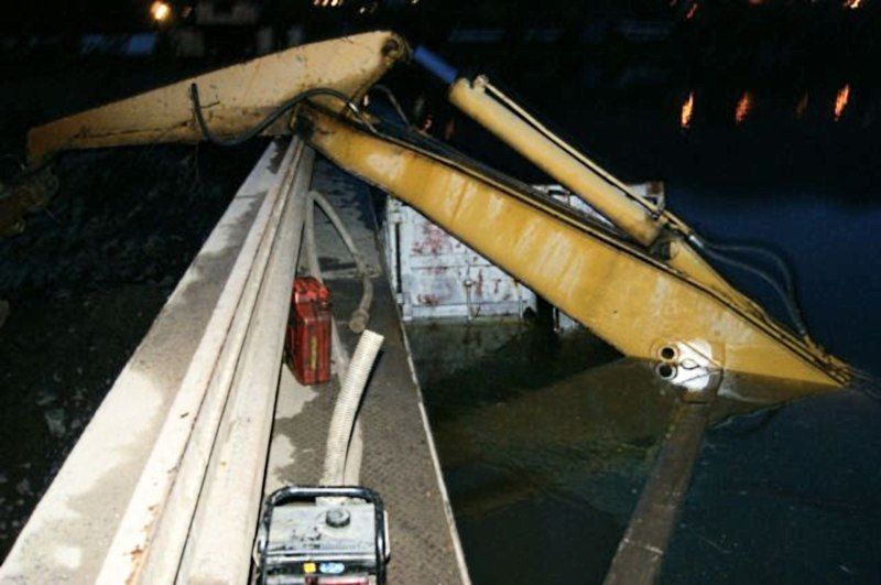 Potopená nákladní loď s bagrem u Ústí nad Labem