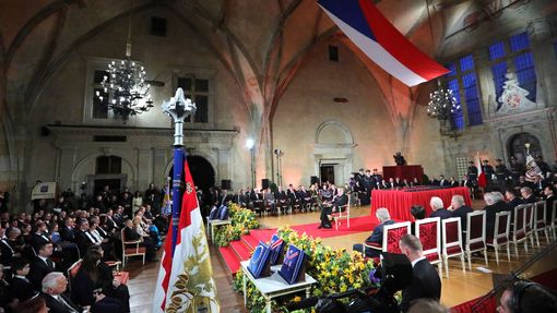Fotografie z ceremoniálu udílení státních vyznamenání prezidentem ČR Milošem Zemanem na Pražském Hradě. 28. 10. 2019.