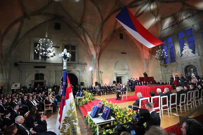 Fotografie z ceremoniálu udílení státních vyznamenání prezidentem ČR Milošem Zemanem na Pražském Hradě. 28. 10. 2019.