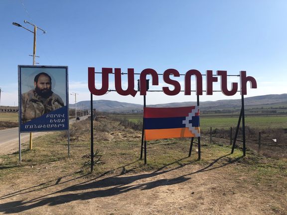 Billboard oslavující arménského hrdinu Monte Melkonjana.