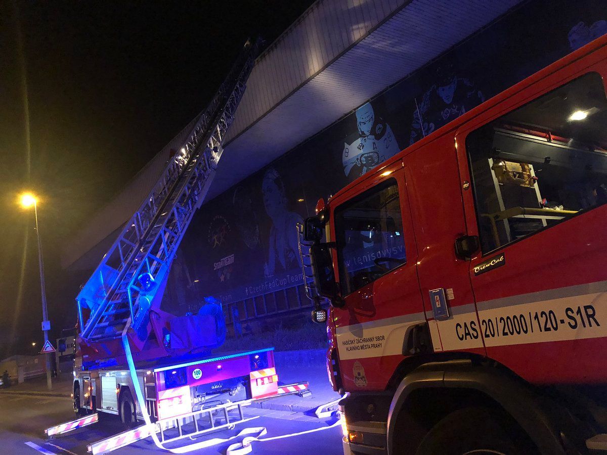 Hasiči zasahovali při požáru kancelářských budov v Praze
