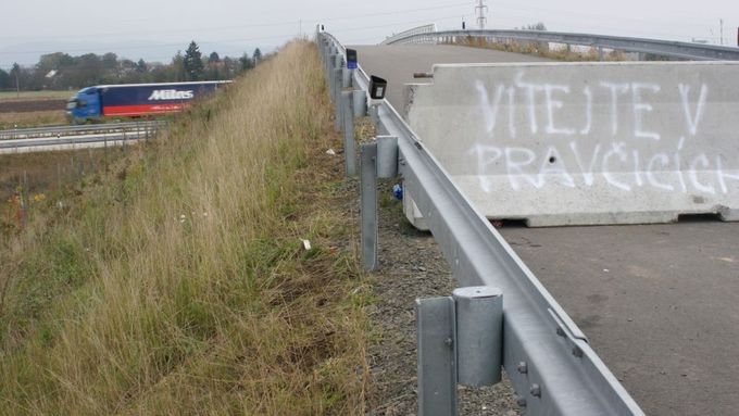 Vítejte v Pravčicích. Nápis ve směru od Hulína vítá řidiče, kteří sem zabloudí. Před zavřeným mostem totiž žádné cedule nevarují.