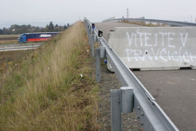 Vítejte v Pravčicích. Nápis ve směru od Hulína vítá řidiče, kteří sem zabloudí. Před zavřeným mostem totiž žádné cedule nevarují.