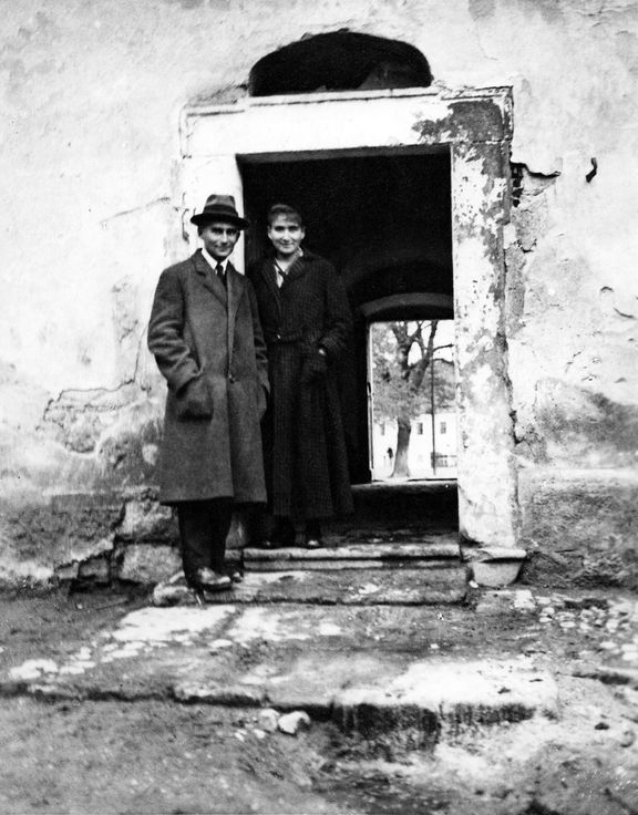 Franz Kafka se sestrou Ottlou v Siřemi, cca 1917 až 1918.