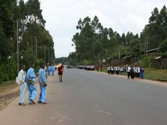 Etiopské silnice slouží více chodcům než motoristům. Automobil vlastní jen nepatrný zlomek populace.