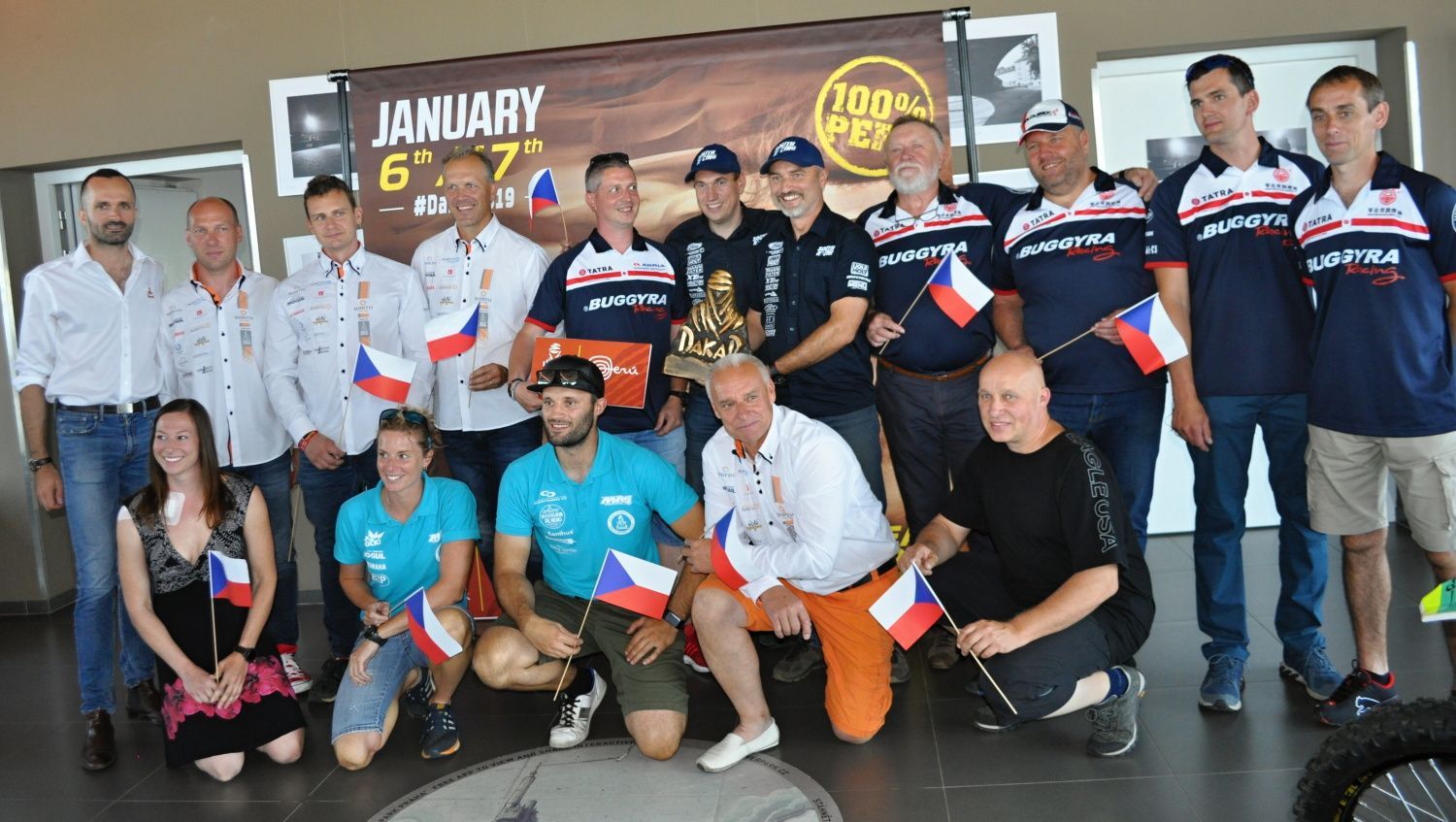 Prezentace Rallye Dakar 2019 v Praze: společná fotka Čechů