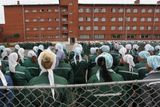 Tady pro změnu vidíte ženskou věznici v Sarapulu. Vězeňkyně na sobě mají zelené mundúry a vlasy mají skryté pod šátky.