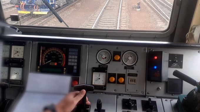 Video: Jak funguje vlakový zabezpečovač v lokomotivách RegioJetu v situaci podobné tragické nehodě v Pardubicích.