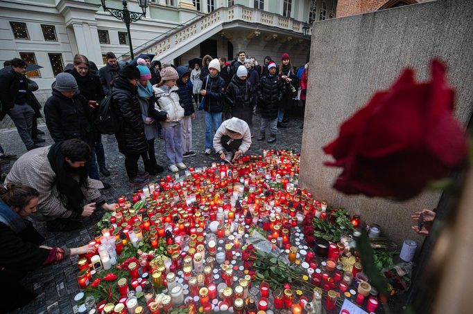 Pietní místo u Karolina 22. prosince, kam lidé po střelbě na Filosofické fakultě nosí květiny a svíčky.