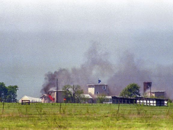 Po 51 dnech neúspěšného vyjednávání FBI a obležených stoupenců sekty davidiánů bylo rozhodnuto o zákroku.