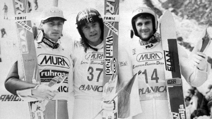 Zlatý Jaroslav Sakala (uprostřed) s dalšími medailisty na MS v letech na lyžích v Planici v roce 1994.