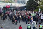 Stovky lidí demonstrovaly v centru Prahy na podporu Autonomního sociálního centra Klinika, které sídlí na Žižkově.