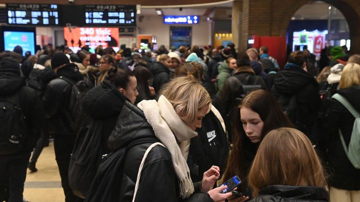 Vlaky stály, lidé pili i prokopávali dveře. Opravy jsme zrychlili, hájí se železnice