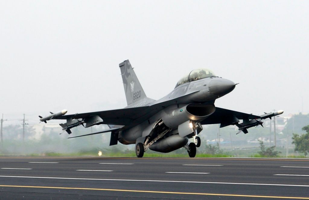 Tchajwanský F-16 přistává na dálnici - cvičení