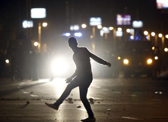 A protester, who opposes Egyptian President Mohamed Mursi, throws stones at riot police, during clashes in front of the presidential palace in Cairo February 11, 2013. Protesters demanding the departure of Egyptian President Mohamed Mursi clashed with police outside his palace on Monday on the second anniversary of the overthrow of veteran autocrat Hosni Mubarak. REUTERS/Amr Abdallah Dalsh (EGYPT - Tags: POLITICS CIVIL UNREST) Published: Úno. 11, 2013, 11:51 odp.