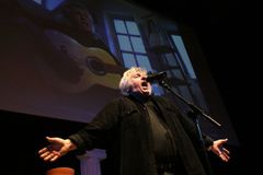 Komunisté svižnou písní oslavili Kubu
