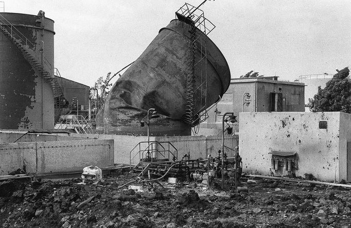 Poškozené ropné nádrže v Baniasu během arabsko-izraelské války v říjnu roku 1973.