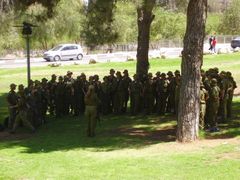 Na seveu Izraele porodnost prudce stoupla. V důsledku války s Hizballáhem. Na snímku nástup izraelských vojákyň v Jeruzalémě den po uzavření příměří.