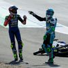 Carlos Tatay a Dennis Foggia po pádu v závodě Moto3 v rámci GP Španělska 2020