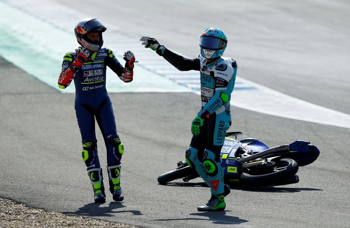 Carlos Tatay a Dennis Foggia po pádu v závodě Moto3 v rámci GP Španělska 2020