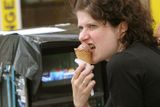 Režisérka Alice Nellis se zmrzlinou. Žádná pauza, natáčí se!