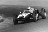 Když se v roce 1959 objevil Cooper T53, způsobil malou revoluci. Vůz s motorem za řidičem rázem ovládl šampionát a dovezl Jacka Brabhama k prvnímu titulu mistra světa, který v následující sezoně obhájil. Počátkem 60. let už všechny vozy měly motor umístěný uprostřed, nebo vzadu.