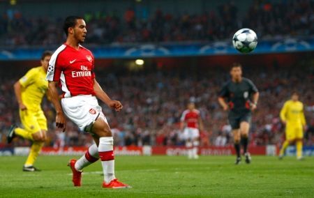 Fotbalista Arsenalu Theo Walcott překonává brankáře Villarealu v odvetě čtvrtfinále Ligy mistrů.