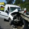 Řidič strhl auto do svodidel