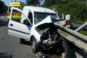 Řidič strhl auto do svodidel
