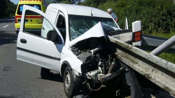 Řidič strhl auto do svodidel