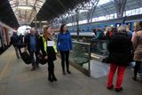 Dobrovolníci se ukazují u vlaků přijíždějících z Moravy. Čekají na lidi propuštěné ze zařízení ve Vyšních Lhotách nebo Zastávce u Brna. Od Mladé Boleslavi přijíždí lidé z tábora Bělá.