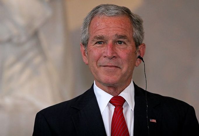 Americký prezident George Bush během tiskové konference na Pražském hradě.